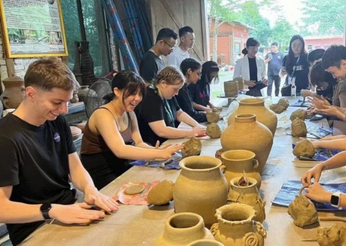 海南昌江思源實驗學(xué)校與香港UWC學(xué)校開展文化交流活動